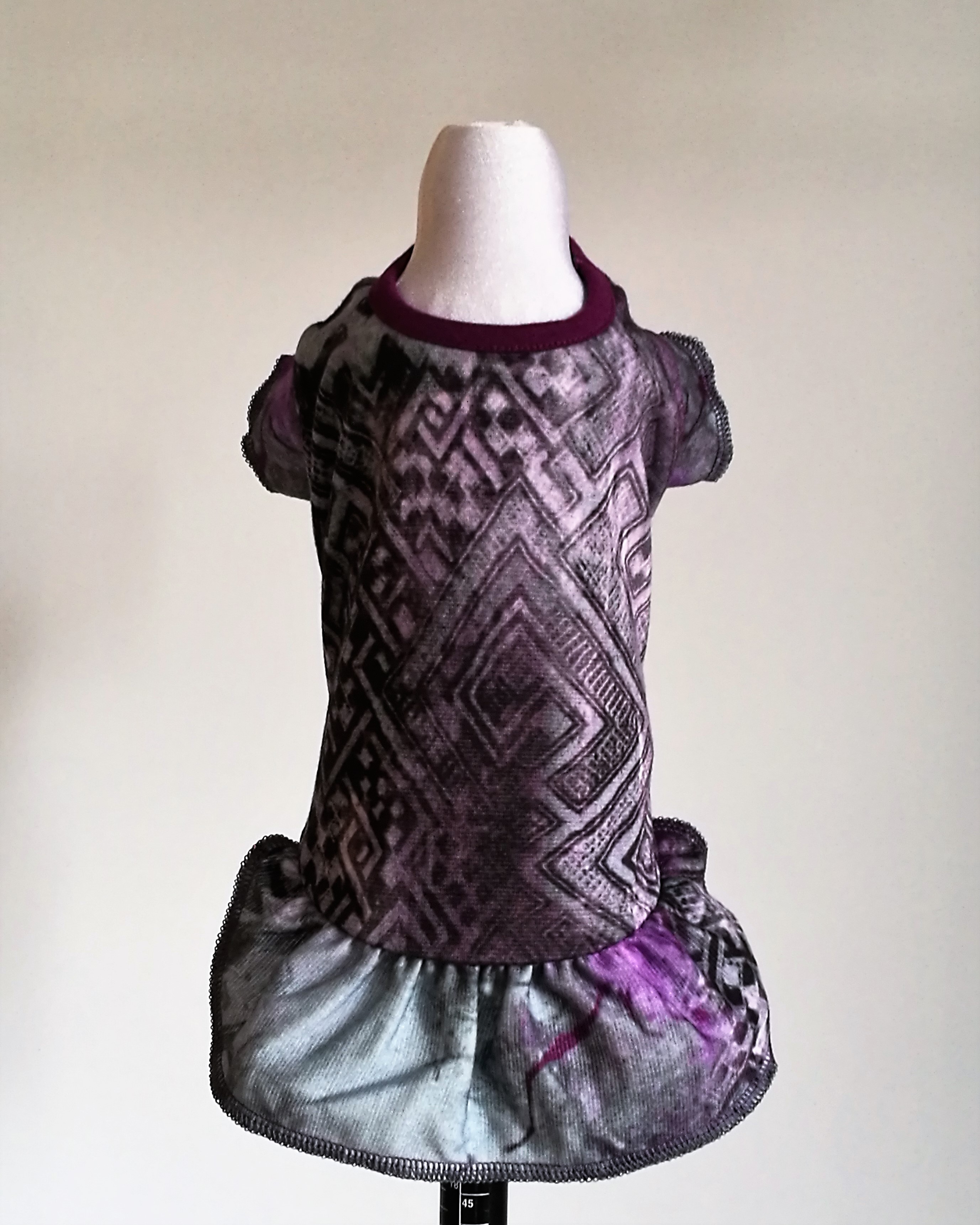 Krāsaina trikotāžas kleita suņitīm,S